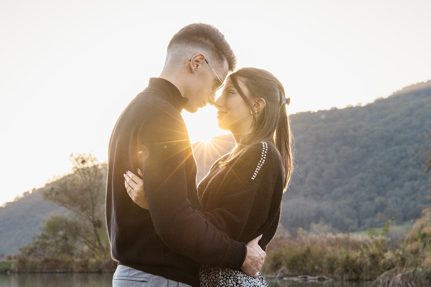 Photo de couple avec coucher de soleil au milieu